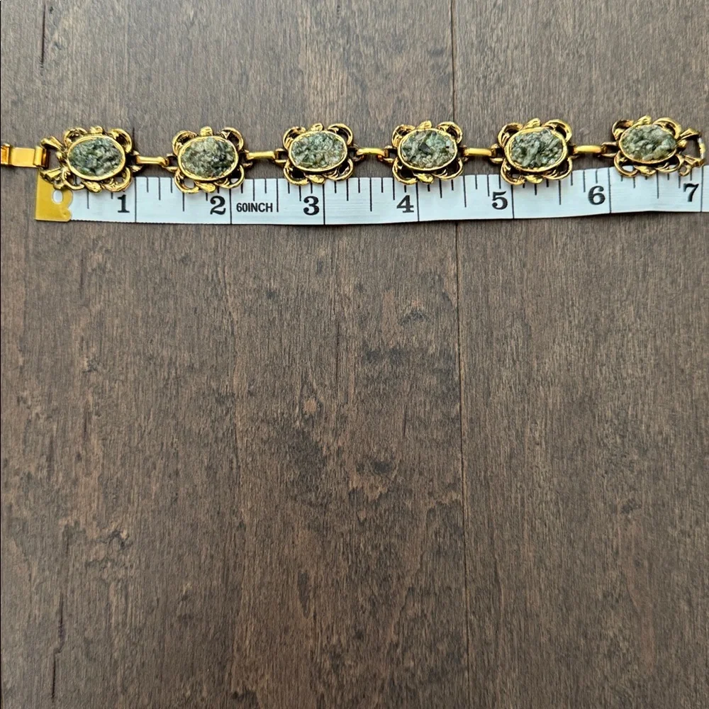 Gold Tone Green Stone Floral Link Bracelet Vintage Style 7 Inch